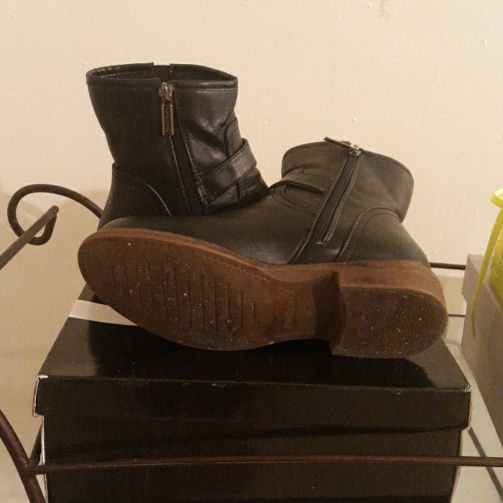 Shoes - Picture 4 of 4